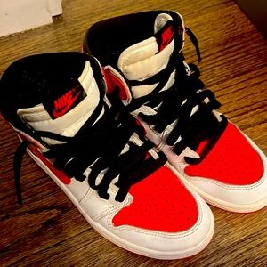 Jordan Heritage size 3 (grade school)